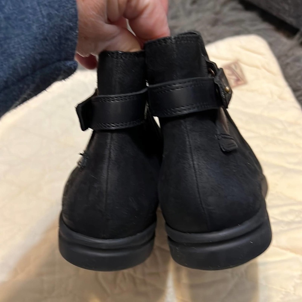 Clark's ankle boots with zipper closure and rubber soles , size 7 - Picture 3 of 13